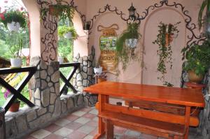 スラブスクにあるБодрість карпатの木製テーブルと植物のある部屋