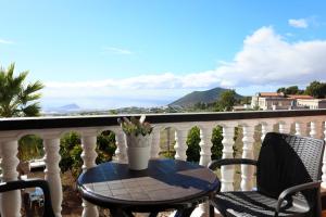 einen Tisch und Stühle auf einem Balkon mit Aussicht in der Unterkunft Marody House Vacacional in Granadilla de Abona