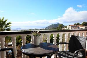 グラナディージャ・デ・アボナにあるMarody House Vacacionalの景色を望むバルコニー(テーブル、椅子付)