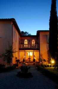 a large house with the lights on at night at Il Rondò Boutique Hotel in Montepulciano
