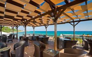 een restaurant met tafels en stoelen op het strand bij ADA Hotel Superb Beachfront Location ! in Kyrenia