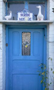 een blauwe deur met een bord erop bij Ferme Lenfant Rez in Ville-Pommeroeul