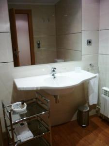 ein Bad mit einem Waschbecken und einem Spiegel in der Unterkunft Posada del Almudí in Daroca