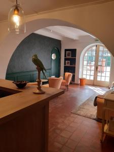 Posezení v ubytování Logis Hotel Le Chêne Vert