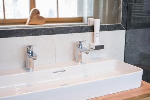 Łazienka w obiekcie Aparthotel Weningeralm