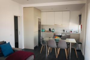 Una cocina con una mesa y sillas en una habitación. en Aguda Golf Vita, en Arcozelo
