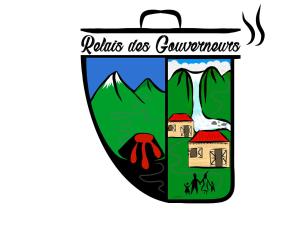 um escudo com uma imagem de uma casa e montanhas em Relais Des Gouverneurs em Salazie