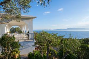 a house with a view of the ocean at Lioniskari in Porto Ozias