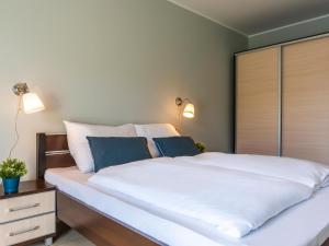 Posteľ alebo postele v izbe v ubytovaní VacationClub - Aquarius Apartament 93 + 13 fotografií