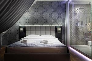 sypialnia z dużym łóżkiem i prysznicem w obiekcie VoQue Apartments w mieście Białystok