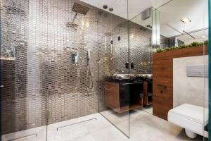 Ένα μπάνιο στο VoQue Apartments +13 φωτογραφίες