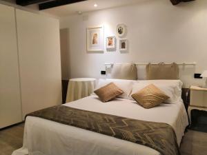 a bedroom with a large white bed with two pillows at Appartamento AlCova in Venice