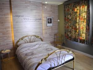 sypialnia z łóżkiem w pokoju ze ścianą w obiekcie Appart sympa à Pepinster w mieście Pepinster