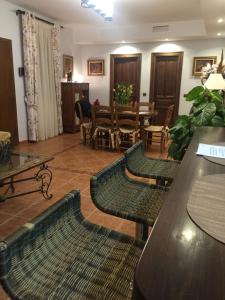 sala de estar con mesa y comedor en Casa Cuatro Vientos - Barranco Del Sol en Almogía
