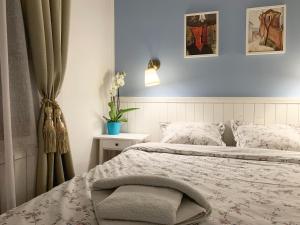 Un dormitorio con una cama y una cortina y una mesa. en Victory Dedinje, en Belgrado 3 fotos más