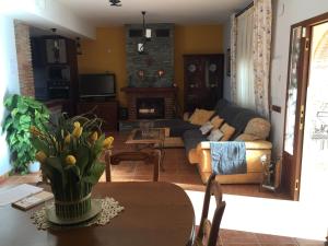 un soggiorno con divano e tavolo di Casa Cuatro Vientos - Barranco Del Sol ad Almogía