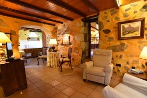 a living room with a stone wall at Casa Rural El Borbullón in Teror