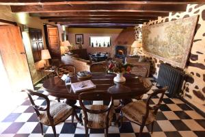 a dining room with a table and chairs at Casa Rural El Borbullón in Teror