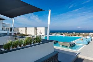 einen Blick auf den Pool vom Balkon eines Hauses in der Unterkunft Myst Boutique Hotel in Oia