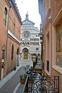 uma vista para uma catedral a partir de uma rua com edifícios em Hotel Duomo Cremona em Cremona