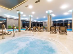 Bazén v ubytovaní Lux Apartment Kołobrzeg Polanki Park alebo v jeho blízkosti