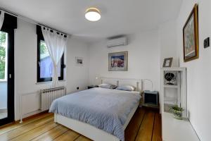 Säng eller sängar i ett rum på Apartments Viola