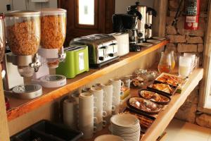 un estante con comida y otros artículos. en Akun Hotel en Santa Clara del Mar