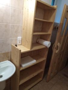 een houten plank in een badkamer met een wastafel bij Penzion Sněženka in Jiřetín pod Bukovou