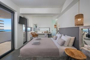 Televízia a/alebo spoločenská miestnosť v ubytovaní Albatross Beach Front Villas