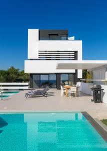 Bazén v ubytovaní Albatross Beach Front Villas alebo v jeho blízkosti