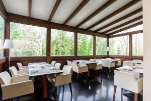 A restaurant or other place to eat at Country Hotel Castelbarco