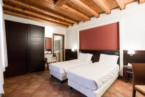 A bed or beds in a room at Country Hotel Castelbarco