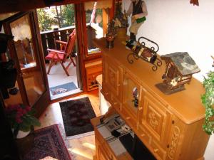 グレヘンにあるHaus Gentiana Aの木製キャビネットとバルコニー付きの客室です。