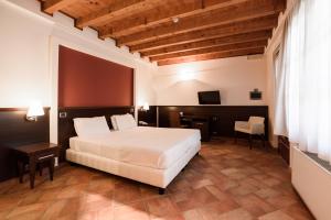 A bed or beds in a room at Country Hotel Castelbarco