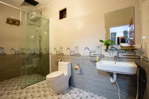 寧平的住宿－Tam Coc mountain bungalow，浴室配有卫生间、盥洗盆和淋浴。