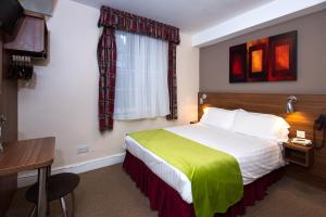 Cama o camas de una habitación en Dover Hotel - B&B