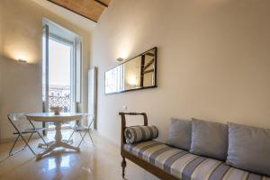 salon z kanapą i stołem w obiekcie La Residenza in Piazza Grande w mieście Foligno