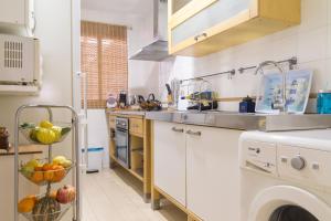 Kuchyňa alebo kuchynka v ubytovaní Apartamento Patri + 17 fotografií