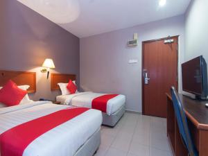 a hotel room with two beds and a television at Super OYO 484 Comfort Hotel Kapar in Klang