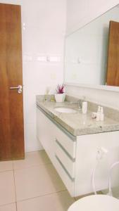 bagno con lavandino, specchio e servizi igienici di Porto Plaza Flat Porto de Galinhas a Porto De Galinhas