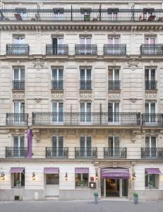 eine Fassade eines Gebäudes mit Balkonen und Fenstern in der Unterkunft Hôtel Le Cardinal in Paris