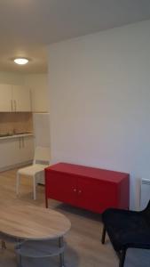 une armoire rouge dans une pièce avec une table et des chaises dans l'établissement Central Appartment 2 bedrooms, à Bruxelles