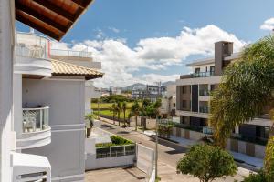 uma vista a partir da varanda de um edifício de apartamentos em Apartamento TOP no Novo Campeche, completo, luminoso, a 50 m da praia em Florianópolis