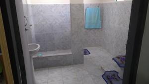 a bathroom with a shower with a sink at Quitinetes Beira Rio in Canindé de São Francisco +18 photos