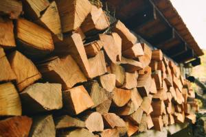 una pila de madera al lado de un edificio en Hotel Epavlis, en Káto Poróïa 61 fotos más