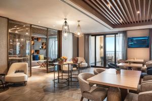 Posezení v ubytování Saadiyat Rotana Resort and Villas