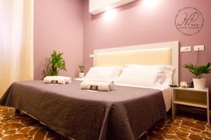 una camera da letto con un letto e due asciugamani di Hotel Paganini a Firenze
