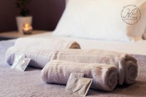 2 asciugamani sono seduti sopra un letto di Hotel Paganini a Firenze