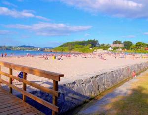 a beach with a bunch of people on it at A Coruña al lado de la playa in Bastiagueiro
