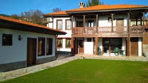 Casa grande con balcón y patio en Боримечковата къща, en Kalofer